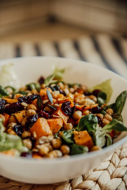 Bowl of chickpea salad with vegetables, a high-fiber meal prep option
